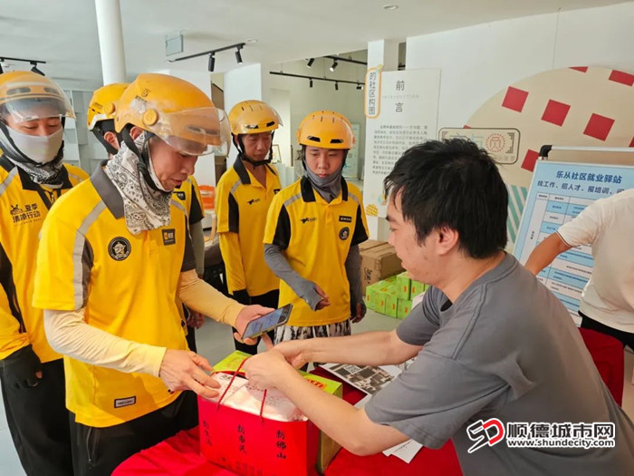 一份份关爱送到外卖小哥手中。.jpg