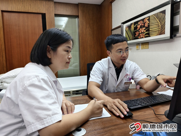 梁裕团（右）与陈丽华（左）沟通患者情况。.jpg