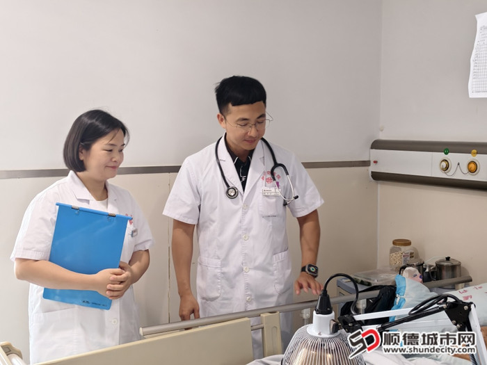 梁裕团与陈丽华查房了解患者恢复情况。.jpg