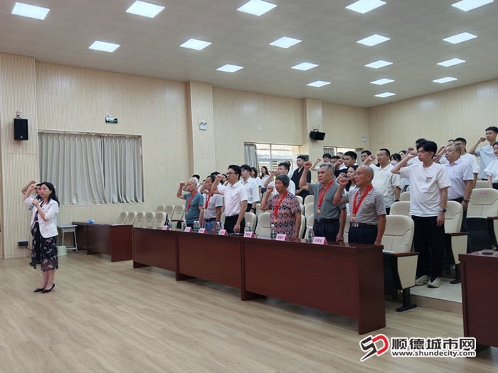 镇党委委员郑丹瑜带领党员重温入党誓词_副本.jpg