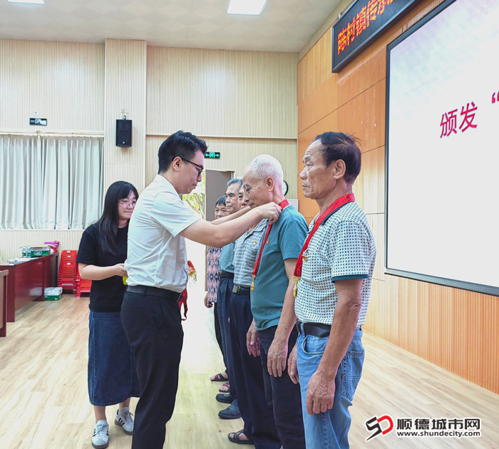 向老党员代表颁发“光荣在党50年纪念章_副本.jpg