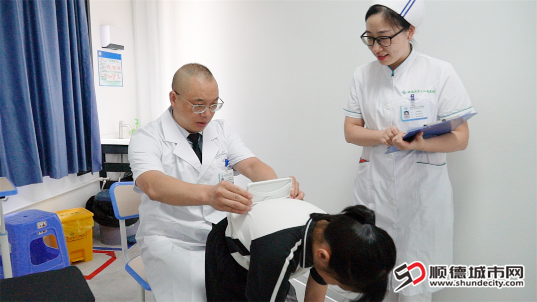 杨远良在学校开展脊柱侧弯筛查。.jpg