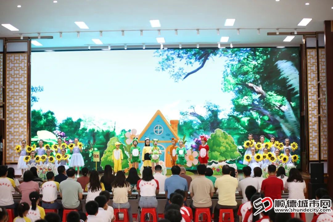 富教小学学生带来课本剧表演《青蛙卖泥塘》。.jpg