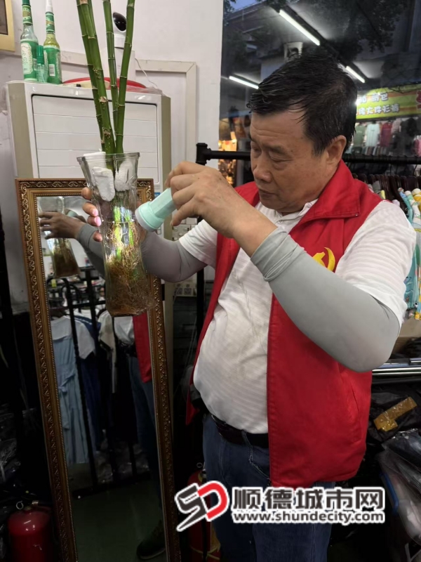 图片说明：越战退伍军人、老党员卢苏友参与防疫工作_副本.jpg
