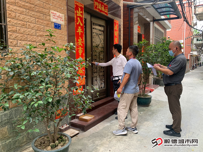 攻坚队上门开展安全户评估。.jpg