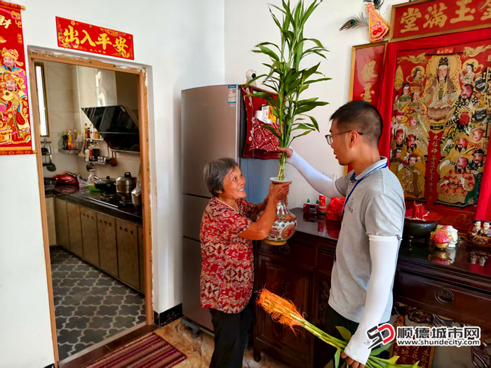 帮助市民清理蚊媒孳生地。.jpg
