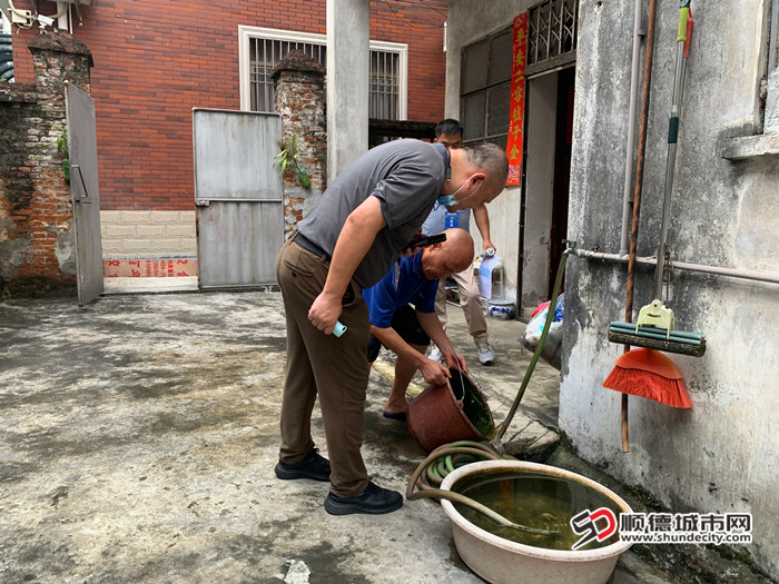 引导市民自己清积水。.jpg
