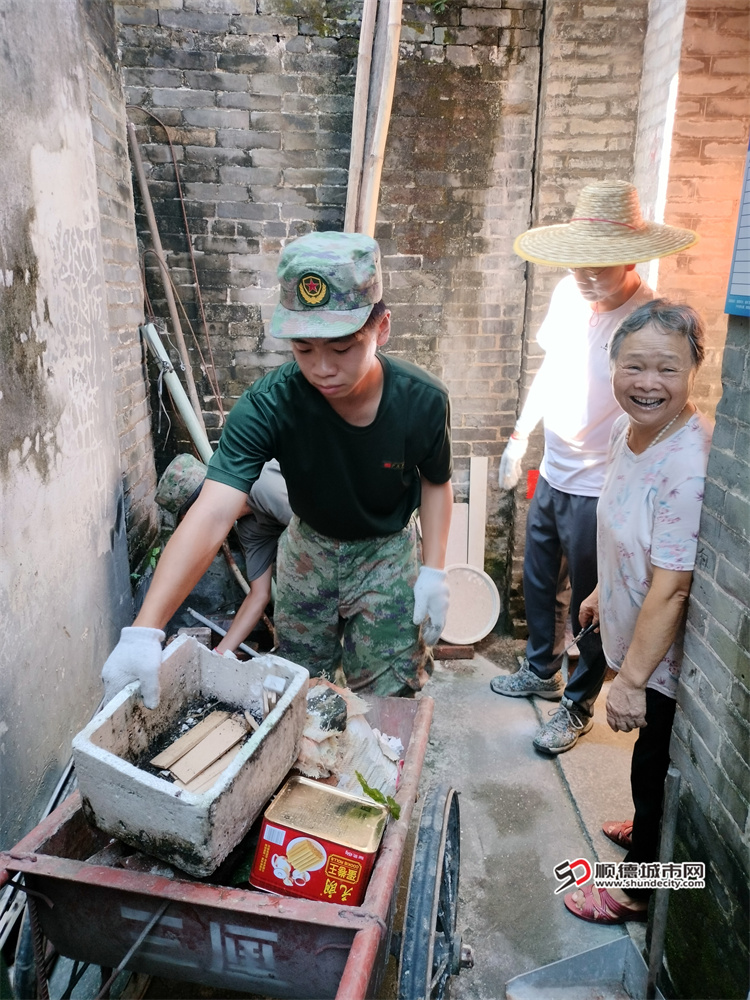 入户宣讲清理积水2.jpg
