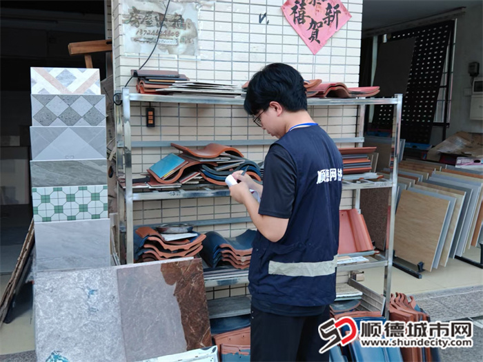 网格员巡查商铺宣讲防蚊操作.jpg