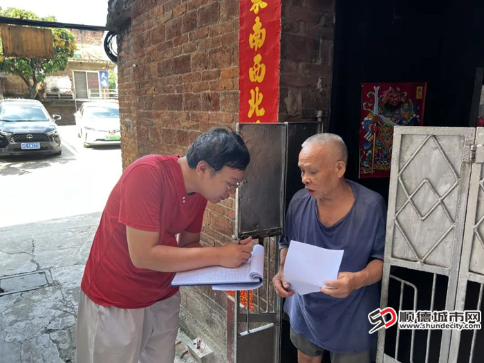 入户宣传，让防蚊知识深入人心。.jpg