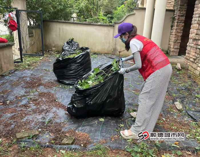 在职党员欧阳佩雯到德和社区开展疫情防控工作 (1).jpg
