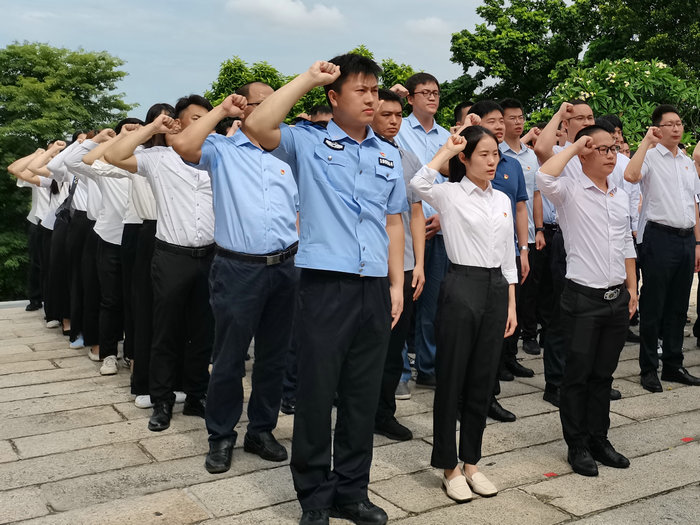 北滘：在烈士纪念碑前，87名新发展党员庄严宣誓