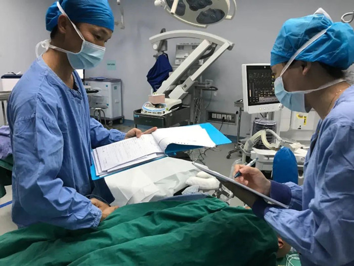 右眼新闻：国庆坚守岗位热爱105度的你