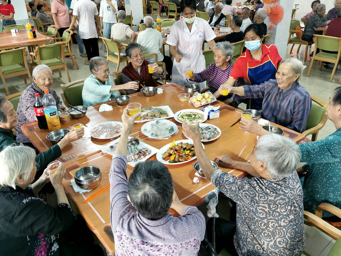 右眼新闻：情暖夕阳 把酒言欢