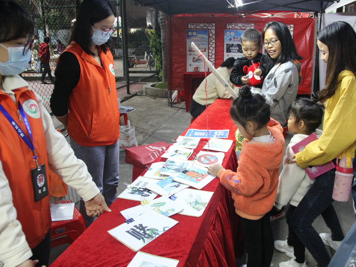 魔术小品中学法，法治教育巡演走进黄龙