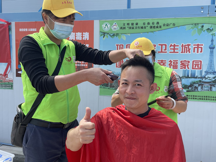 关心群众“头”等大事，大良爱心义剪进工地