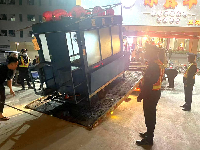 龙江：夜晚出击，打击占道经营及霸占停车位行为