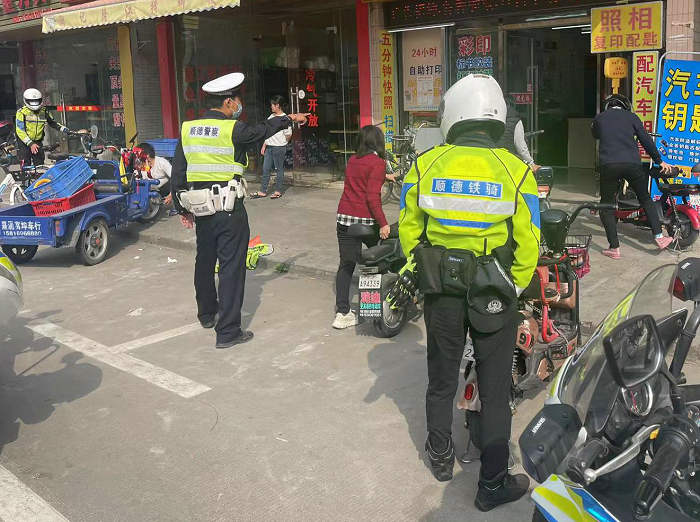还“位”于民！交警部门整治违停车辆