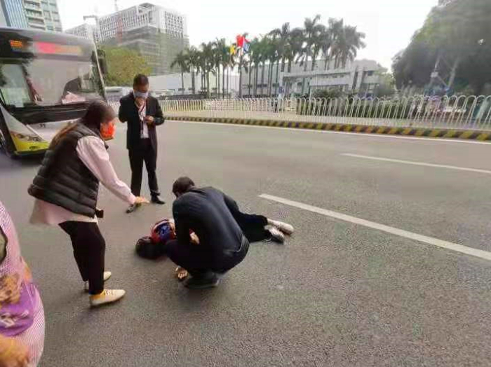 路遇车祸，顺德这位公交女司机果断停车救人……