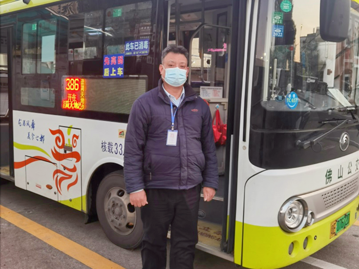 暖心！顺德公交司机热心为事故伤者护航