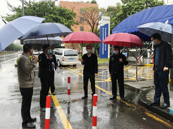 小区出入口有安全隐患？政协委员来督导