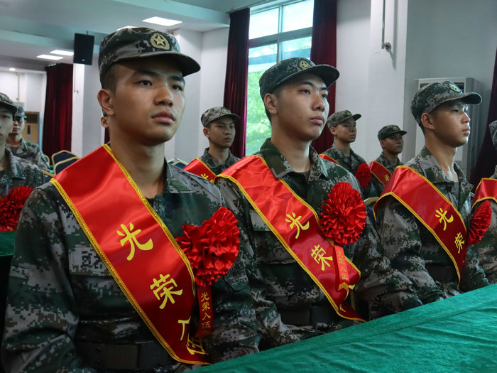 殷殷嘱托送新兵！勒流街道热血青年即将启程赴军营
