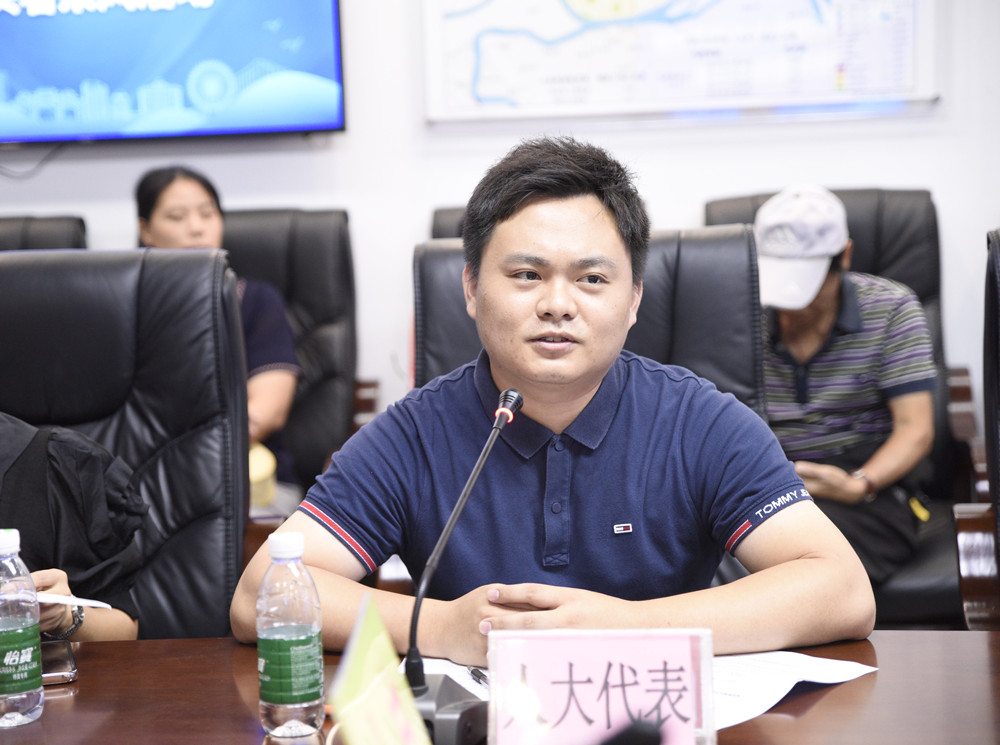 人大代表积极发言，并进行经验分享