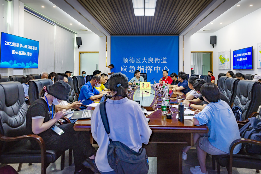 采风团成员实地走访后开展采风座谈会