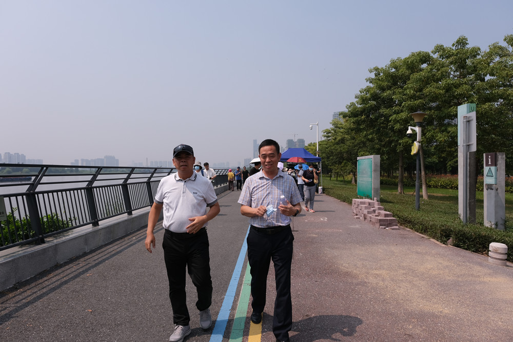 采风团成员针对项目情况互相沟通交流