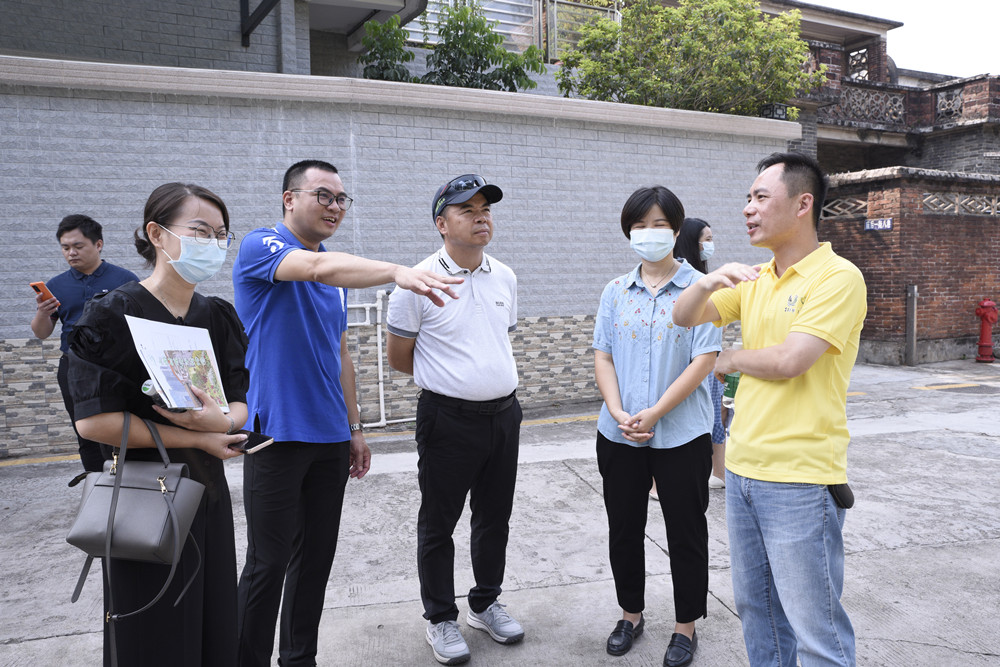 采风团成员与工作人员交谈甚欢，提出自己的建议
