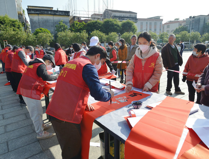 党建惠民，均安新年送春联给群众