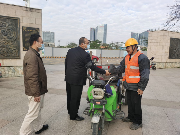 北滘：慰问一线环卫工人，暖心祝福过春节