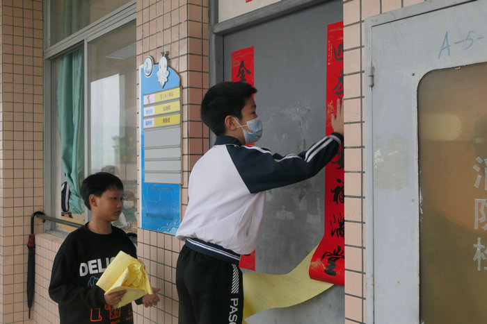 【多图】贴春联、大扫除，勒流“神兽”开学的不同“姿势”