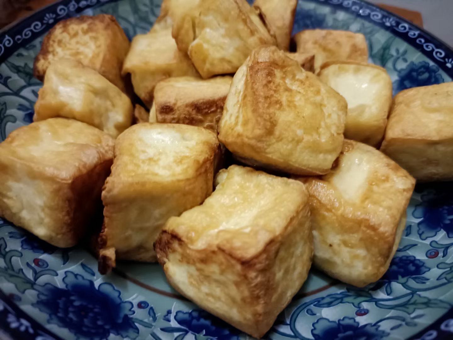 这豆腐很哇塞，一咬满口酥，三块钱一大盘！