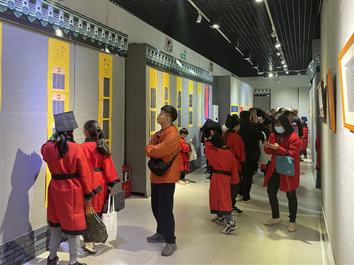 这名学生硬笔书法不一般，小小年纪办个展