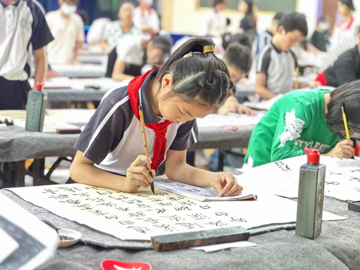 400多名学子即席挥毫，比出翰墨勒流风采