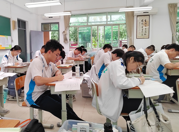 切烧猪送水果，顺德暖心慰问为中高考加油