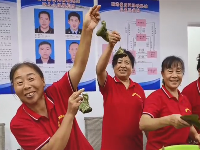 伦教“大小朋友”包粽子，邻里关系真和谐