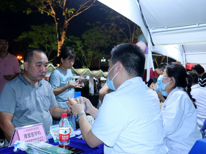 伦教“两新”党组织“摆摊”，为“赶集”群众提供志愿服务