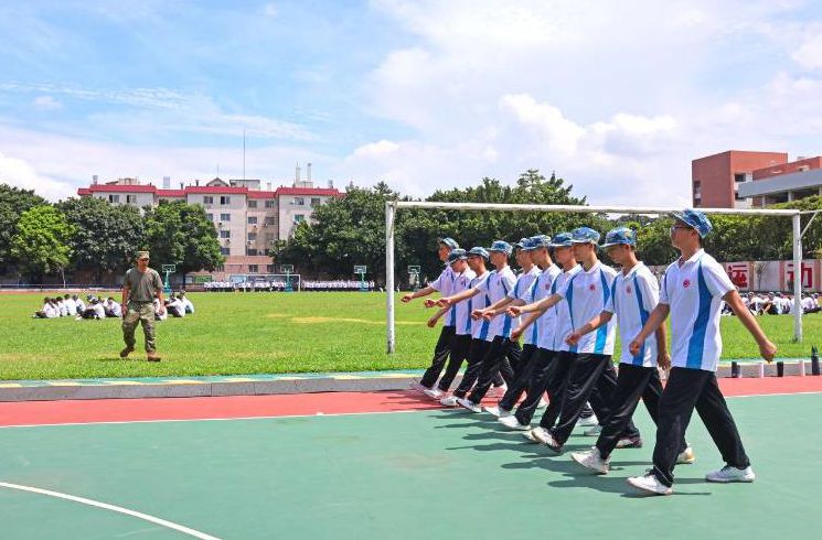 集合！顺德各中学开启新生“军训模式”！
