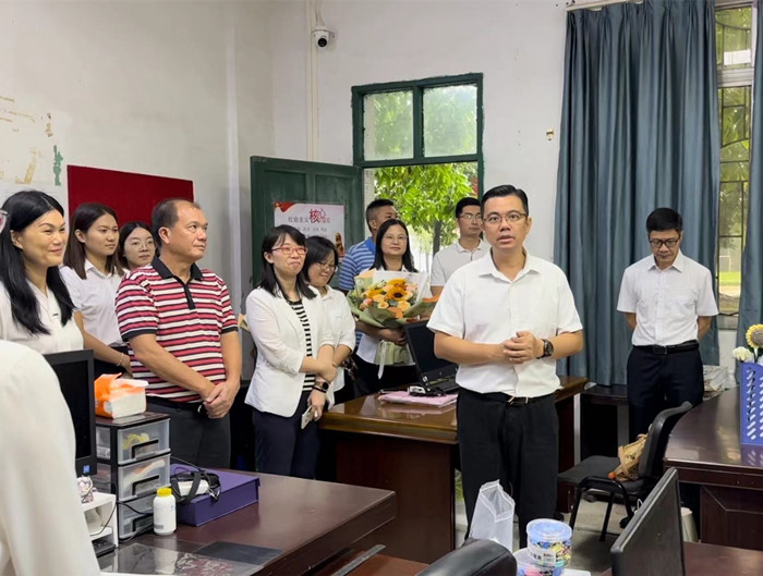 节日快乐！勒流街道领导冒雨慰问老师