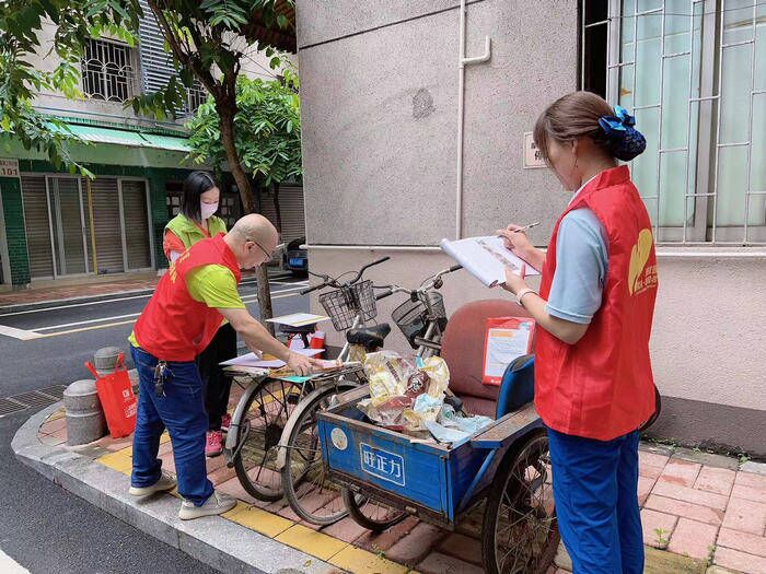 “红马甲”出动！大良锦绣二村开展停车位共治行动