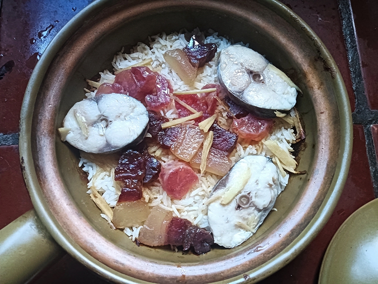 一个人也要好好吃饭，来试试这道腊味煲仔饭