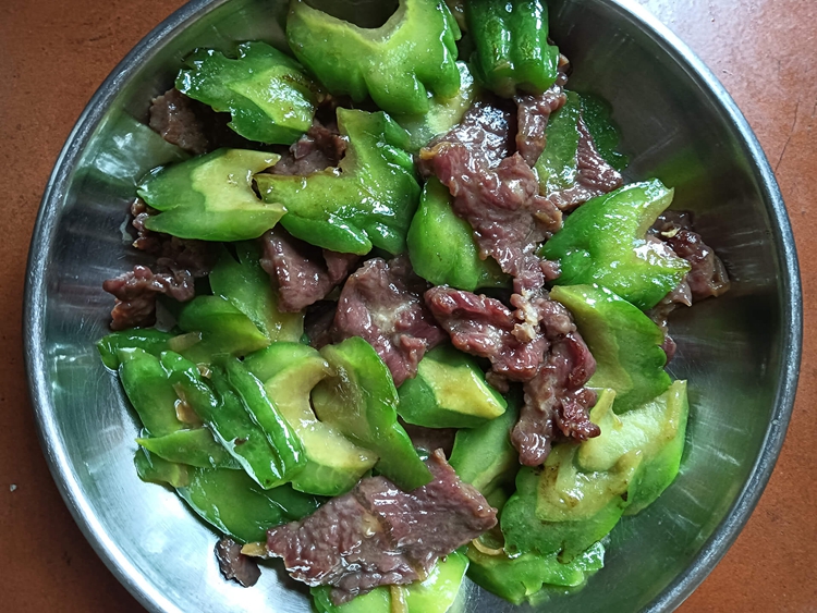 自制凉瓜炒牛肉，好吃又下饭！