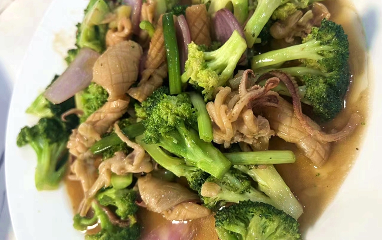 口感清淡的西兰花炒鱿鱼，大人小孩都爱吃