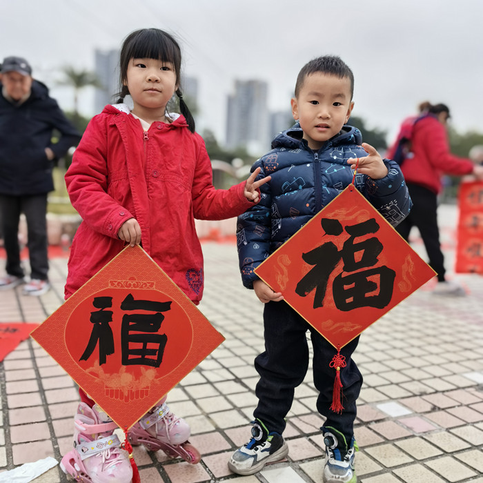 写挥春送祝福，杏坛迎新年氛围感“拉满”了