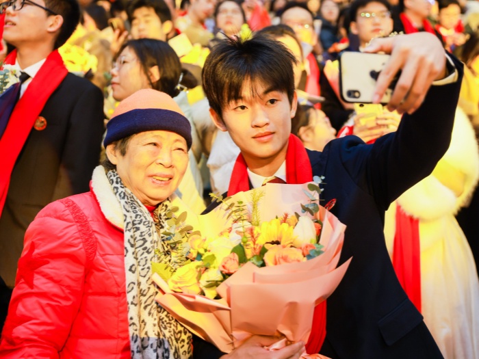 一声“爱你”诉恩情！顺德一中成人礼现场温暖如炬