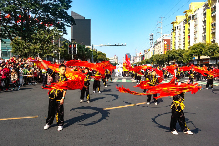 龙狮献瑞巡游闹新春！容桂年味“拉满格”