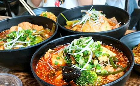 天水麻辣烫火“出圈”，美味秘笈是……