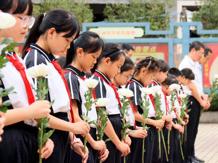 清明祭英烈！顺德师生线下、线上缅怀革命先辈